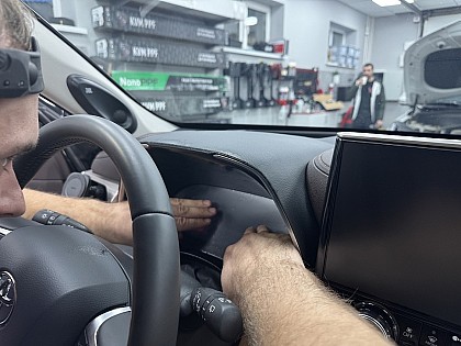 Оклейка консолей и зкранов защитной плёнкой