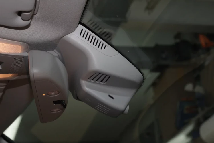 Штатный видеорегистратор RedPower DVR-MBG2-G серый для Mercedes-Benz GLK с ассистентом ближнего/дальнего света
