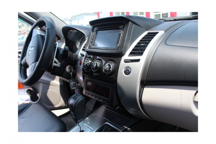 Переходная рамка для Mitsubishi Pajero Sport 2008 - для переноса бортового компьютера вниз